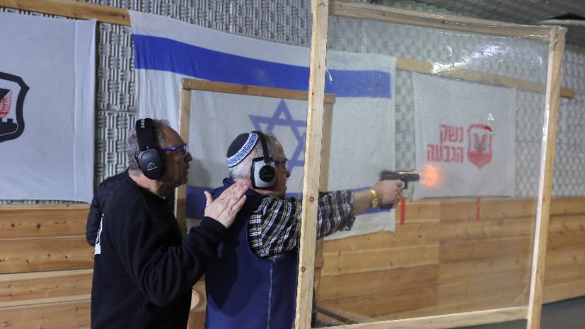 В Израиле около 100 тысяч человек подали запросы на право носить оружие