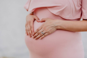 Акушер-гинеколог назвала витамины, с которыми можно легко переборщить в беременность
