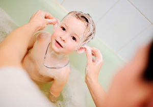 Россиян предупредили о риске опухолей у детей из-за использования взрослых шампуней