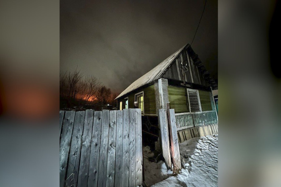 Дом в городе Мирный, где были найдены тела четырёх человек. Обложка © t.me / Следком Якутии