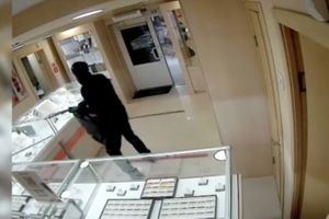 Разнёс витрины палкой: Дерзкое ограбление ювелирного салона в Приморье попало на видео