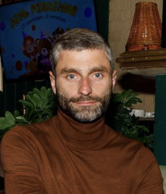 <p>Созависимый человек полностью поглощён тем, чтобы управлять поведением партнёра, и совершенно не заботится об удовлетворении собственных жизненно важных потребностей. Когда человек проживает жизнь другого в ущерб себе и полностью зависит от его поведения, он попадает на ту самую тёмную сторону любви</p>