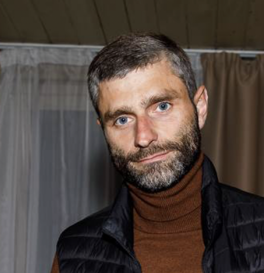 <p>Обычно это происходит из-за того, что оба партнёра эмоционально незрелые, имеют не закрытые в детстве потребности и пытаются дополучить их за счёт другого человека. Страх не ощутить любовь, заботу, собственную значимость вводит в состояние тревоги, страха или разочарования</p>