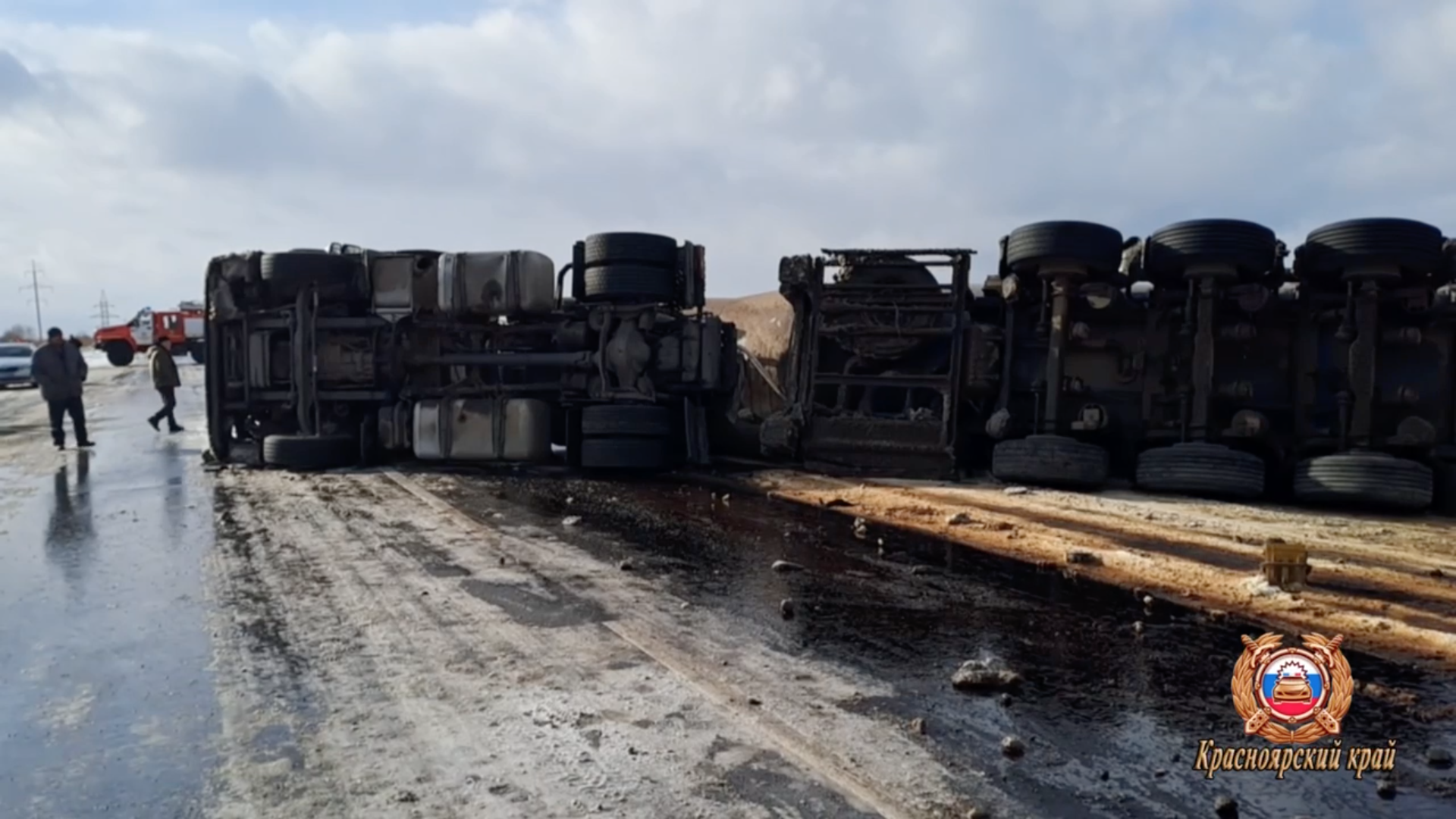 Опрокинувшийся бензовоз с топливом парализовал трассу в Красноярском крае. Скриншот © Telegram / ГИБДД124