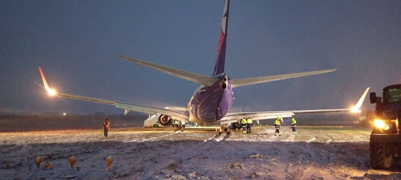 Boeing 737 а/к Smartavia, выкатившийся за пределы полосы в Перми. Фото © Telegram / Уральская транспортная прокуратура