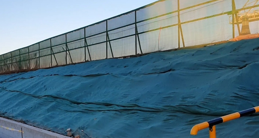 Шламохранилище. Ветрозащитный экран на шламохранилище. Фото © Завод Wenfeng