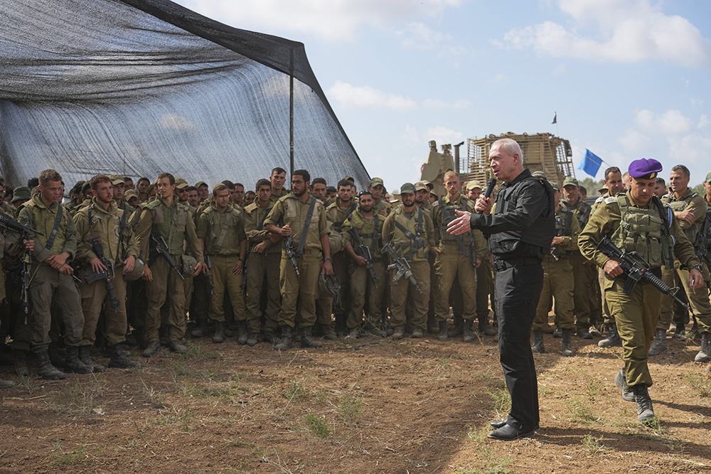 Министр обороны Израиля Йоав Галант посетил позиции армии обороны страны на границе с сектором Газа. Фото © ТАСС / AP / Tsafrir Abayov