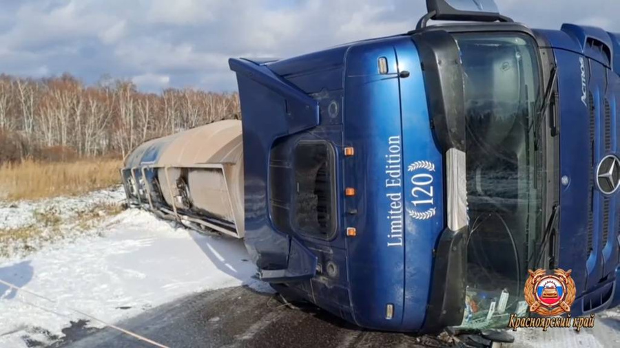 Опрокинувшийся бензовоз с топливом парализовал трассу в Красноярском крае. Обложка © Telegram / ГИБДД124