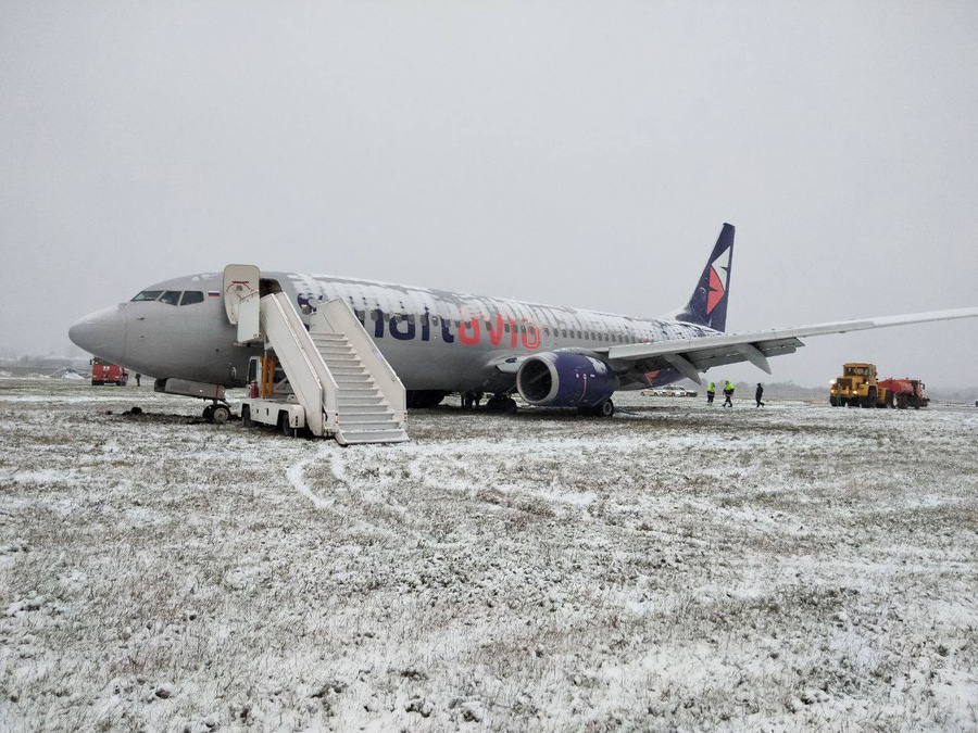 Boeing 737 а/к Smartavia, выкатившийся за пределы полосы в Перми. Обложка © Telegram / Уральская транспортная прокуратура