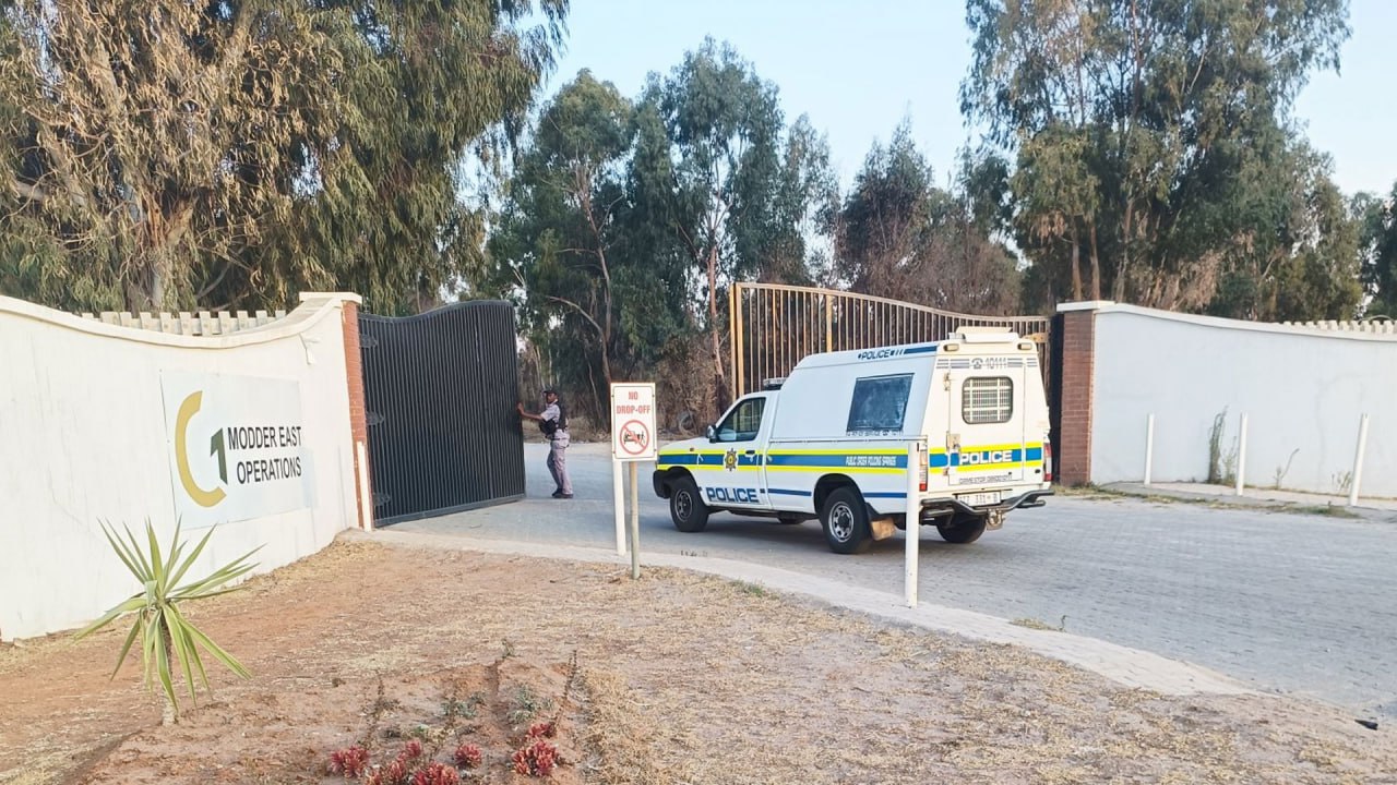 Полиция на месте захвата заложников в южноафриканской шахте. Фото © X (ранее Twitter) / Thulani Ndaba