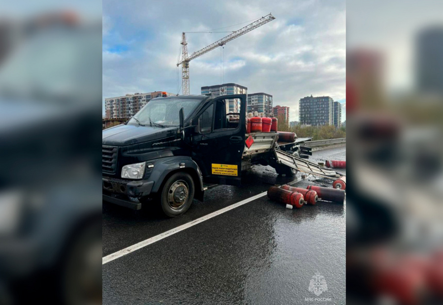 Грузовик с газовыми баллонами загорелся на КАД в Ленобласти. Фото © t.me / МЧС России