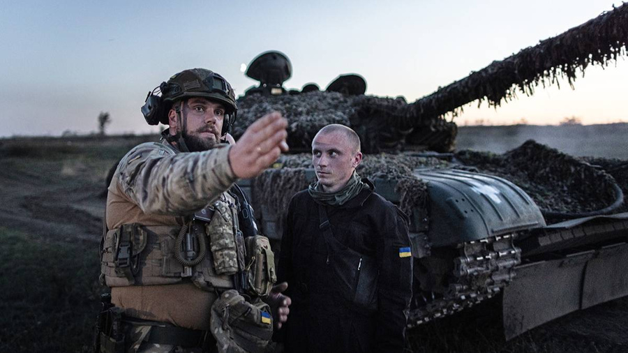 Запад замораживает финансирование Киева. Обложка © Getty Images / dpa / Oliver Weiken