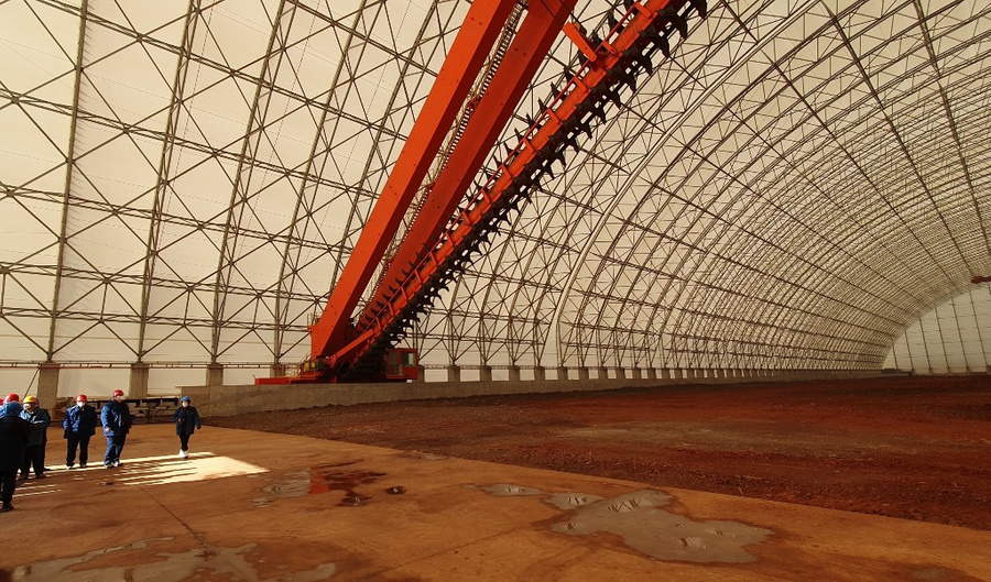 Крытый склад боксита. Фото © Завод Wenfeng