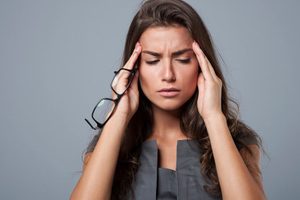 Невролог назвала 5 простых правил для предотвращения головных болей осенью