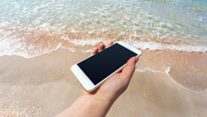 Пылесос в помощь: Названо топ-3 способа спасти "утонувший" смартфон