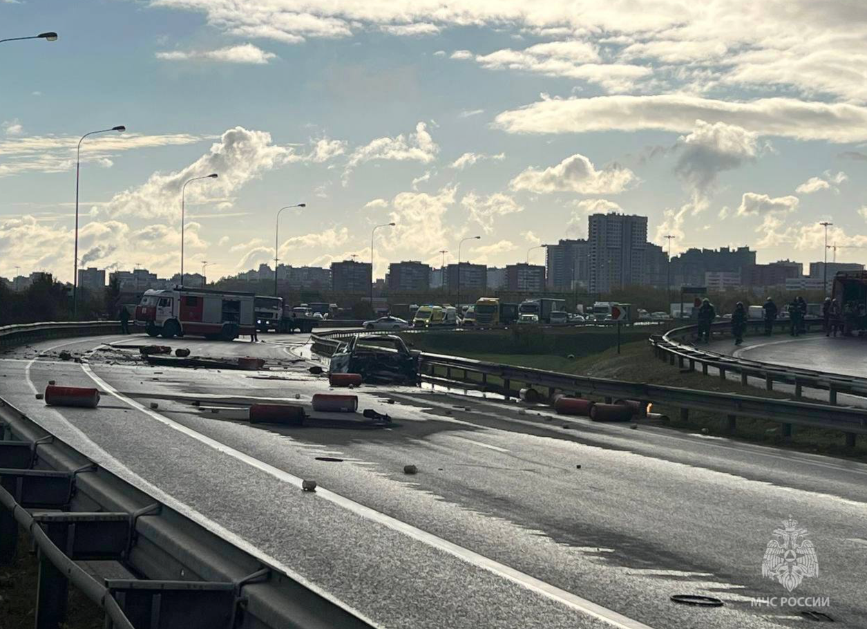 Грузовик с газовыми баллонами загорелся на КАД в Ленобласти. Фото © t.me / МЧС России