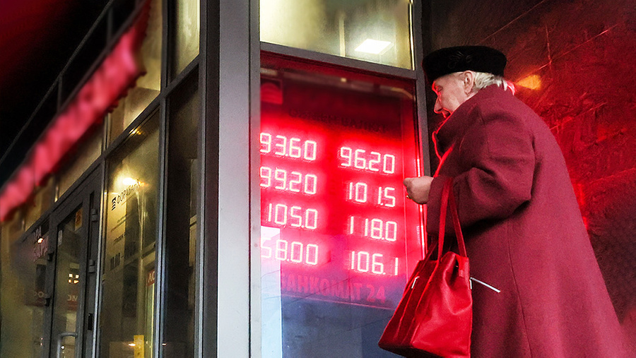 Курс доллара стал резко снижаться. Обложка © ТАСС / Софья Сандурская