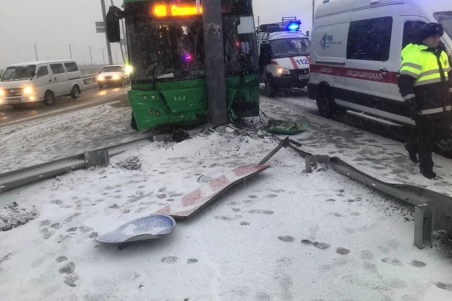 Автобус, столкнувшийся с легковым автомобилем в Челябинске. Обложка © VK / Типичный Челябинск