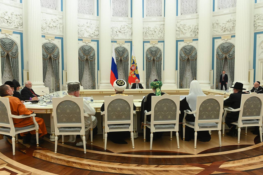 <p>Президент России Владимир Путин на встрече с представителями религиозных конфессий. Обложка © LIFE / Павел Баранов</p>