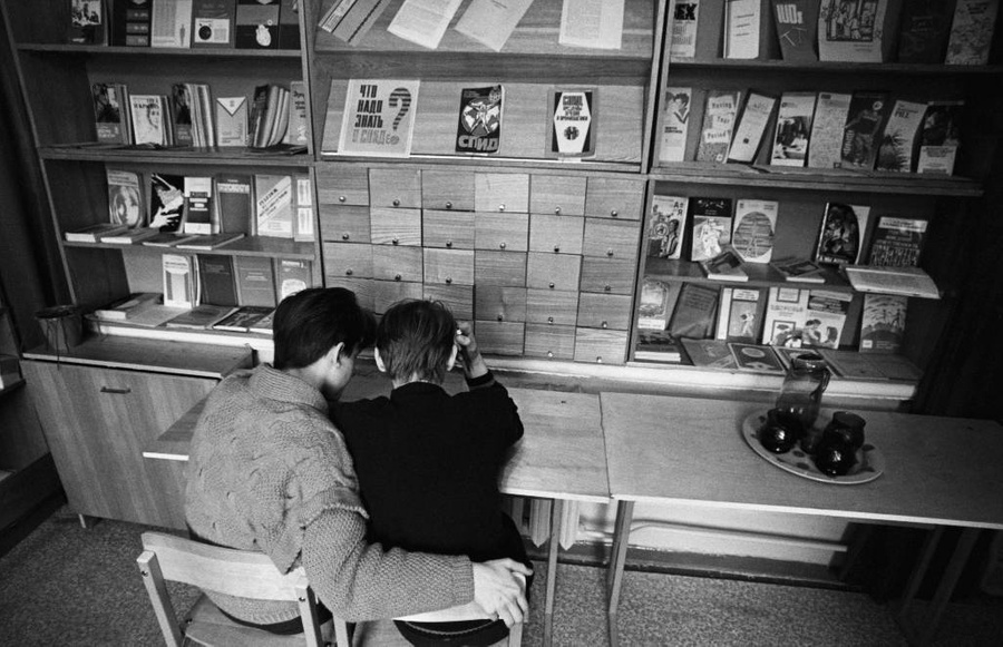 В библиотеке сексологического центра экспериментальной медико-педагогической школы в Ярославле. 1 марта 1990 года. Фото © ТАСС / С. Беляков
