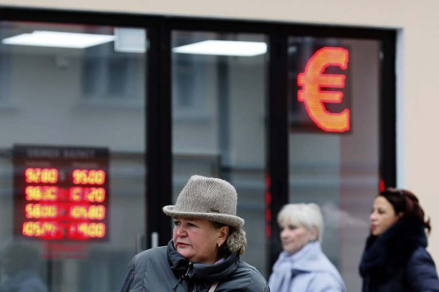 Экономисты рассказали, как долго будет укрепляться курс рубля. Фото © ТАСС / EPA / MAXIM SHIPENKOV