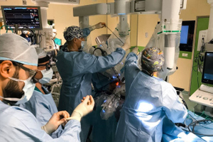 Робот-хирург впервые провёл операцию на сердце в центре Алмазова в Петербурге