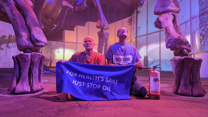 Экоактивисты распылили оранжевый крахмал на скелет динозавра в музее Лондона. Обложка © X / Just Stop Oil