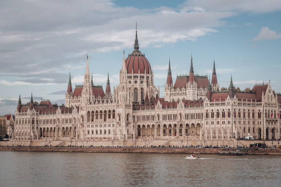 Здание венгерского парламента. Обложка © Unsplash / Kate Kasiutich