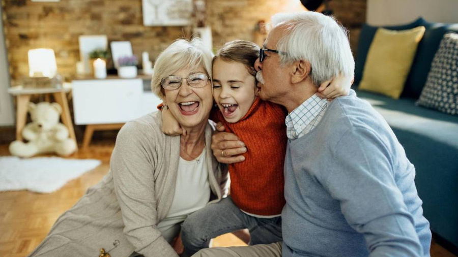 28 октября отмечается День бабушек и дедушек. Фото © Freepik / Drazen Ziqik