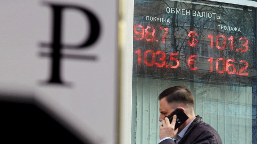 Появились новые факторы влияния на курс рубля. Обложка © ТАСС / EPA / MAXIM SHIPENKOV