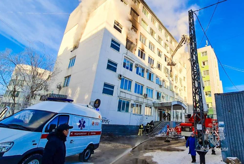 Из-за пожара в административном здании в Якутске люди вылезли на карнизы, чтобы спастись