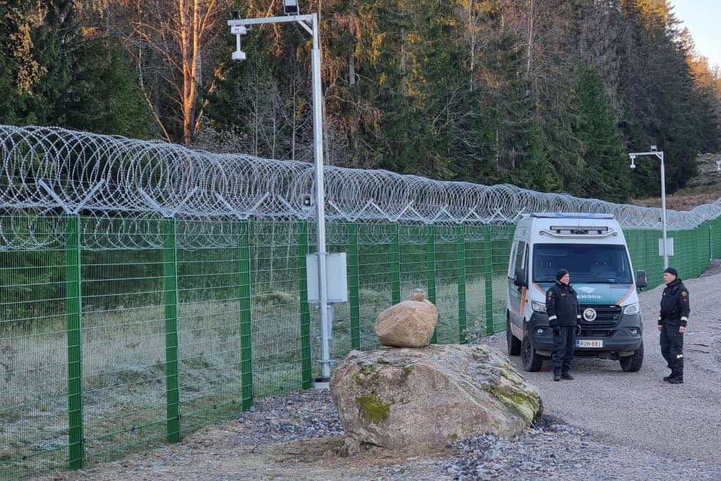 Финны посмеялись над забором из проволоки на границе с Россией