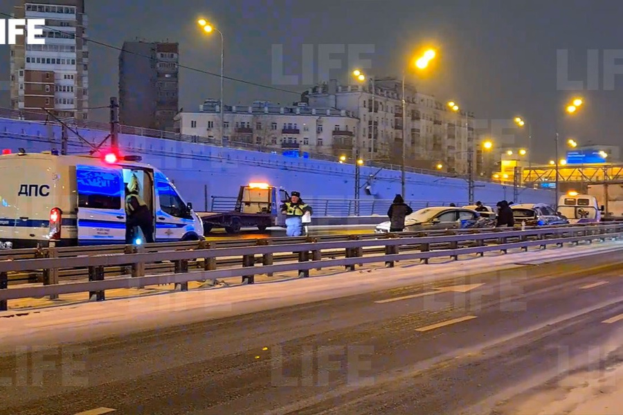 Более десяти автомобилей столкнулись на Третьем транспортном кольце (ТТК) в Южнопортовом районе Москвы. Обложка © LIFE