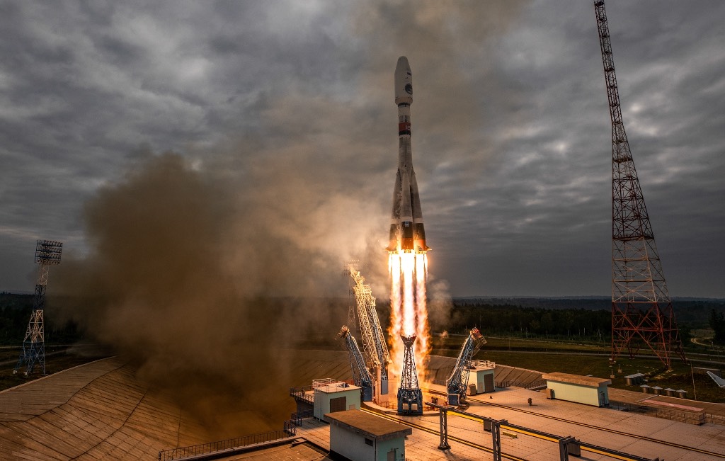 С космодрома Плесецк запущена ракета-носитель с военными спутниками