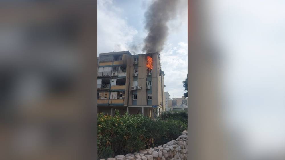 В Тель-Авиве ракета попала прямо в жилой дом