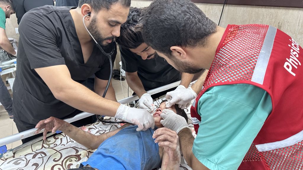 Первая иностранная делегация врачей въехала в Газу через Египет
