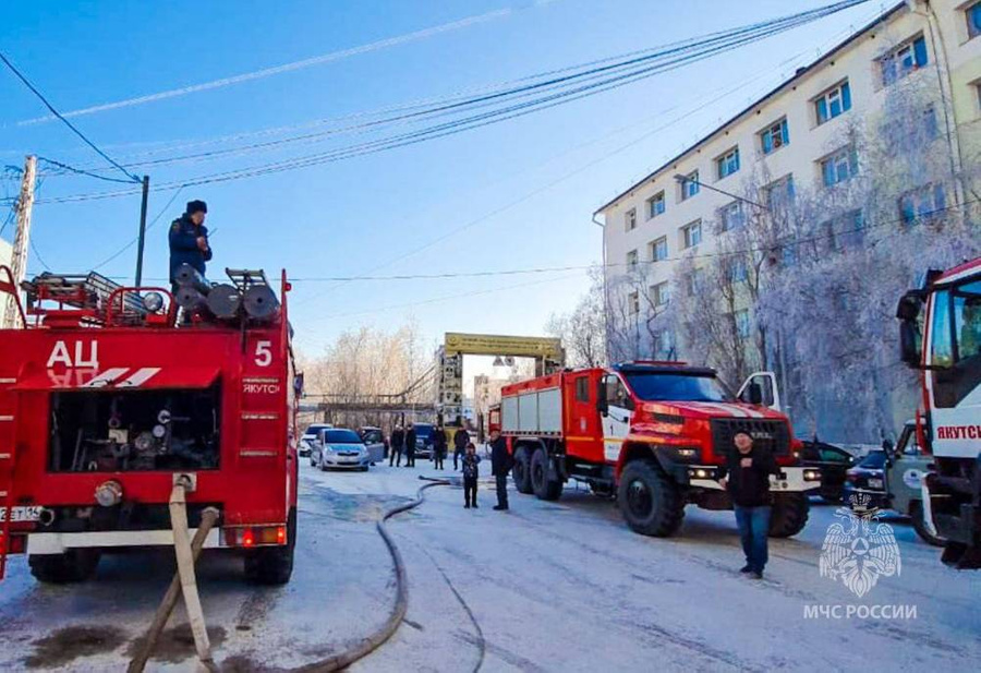 Пожар в административном здании в Якутске. Фото © Telegram / МЧС России