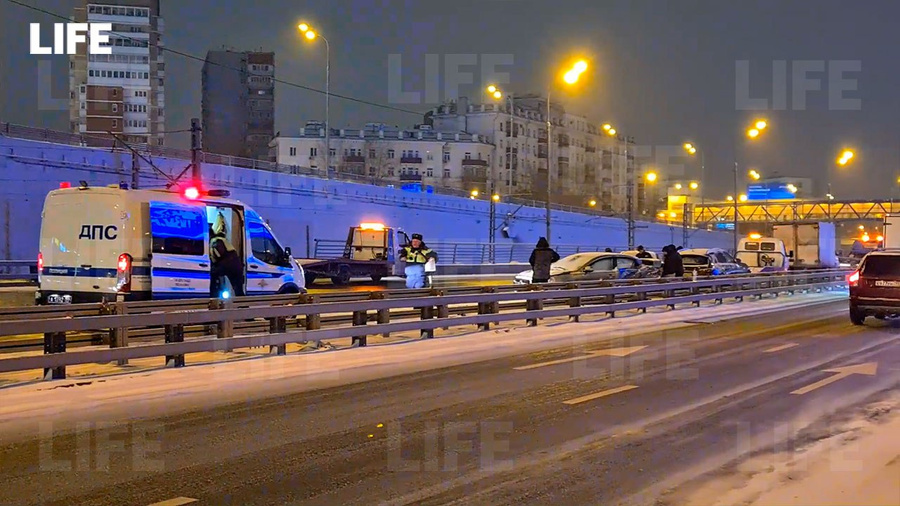 Более десяти автомобилей столкнулись на Третьем транспортном кольце (ТТК) в Южнопортовом районе Москвы. Фото © LIFE