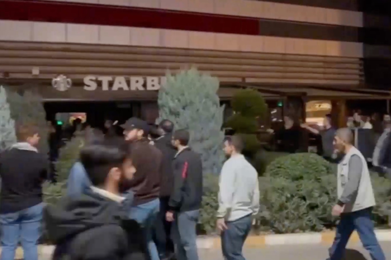 В Турции разъярённая толпа камнями и палками громит американские кофейни Starbucks