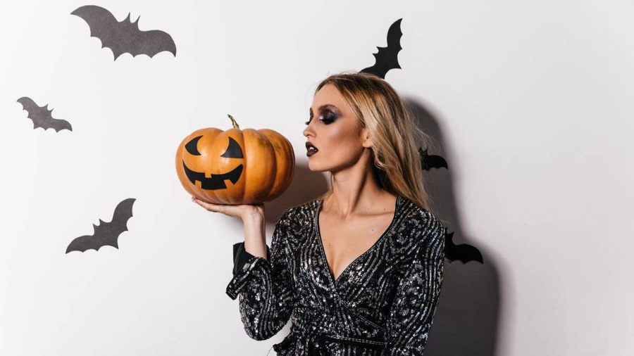 31 октября отмечается Хэллоуин. Фото © Freepik / lookstudio