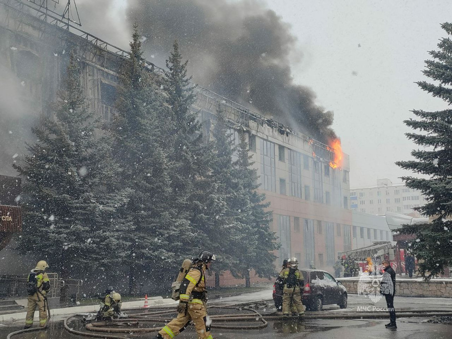 Пожар в гостинице Kamarooms в Набережных Челнах. Обложка © Telegram / ГУ МЧС России по Республике Татарстан