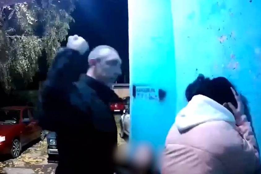 Камера домофона в Энгельсе сняла, как мужчина избивает жену на глазах у плачущего ребёнка