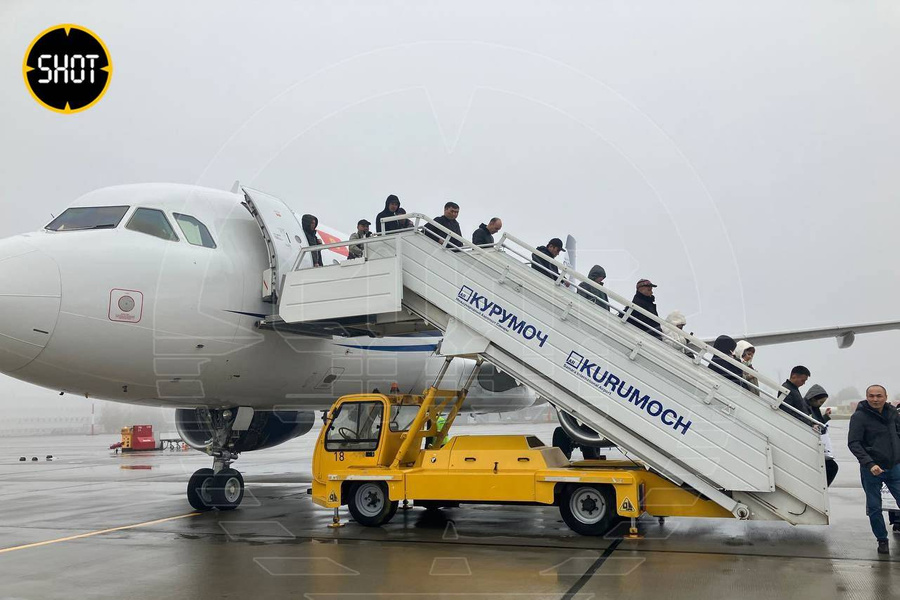 Самолёт киргизской авиакомпании Avia Traffic совершил аварийную посадку в аэропорту Самары Курумоч. Обложка © SHOT