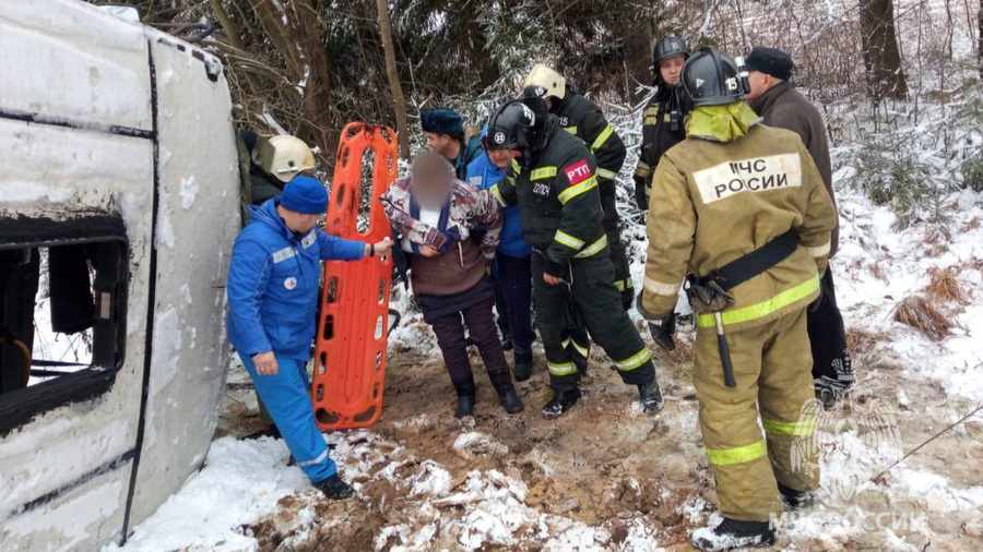Спасатели помогают пострадавшим в результате ДТП на трассе в Ивановской области. Фото © t.me / МЧС Ивановской области