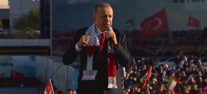 Эрдоган в шарфе с палестинским флагом прибыл на митинг в Стамбуле