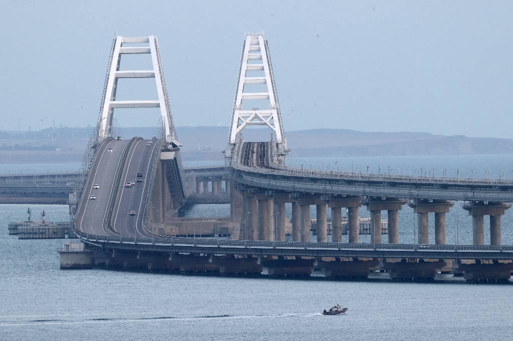 Движение транспорта по Крымскому мосту перекрывали с двух сторон