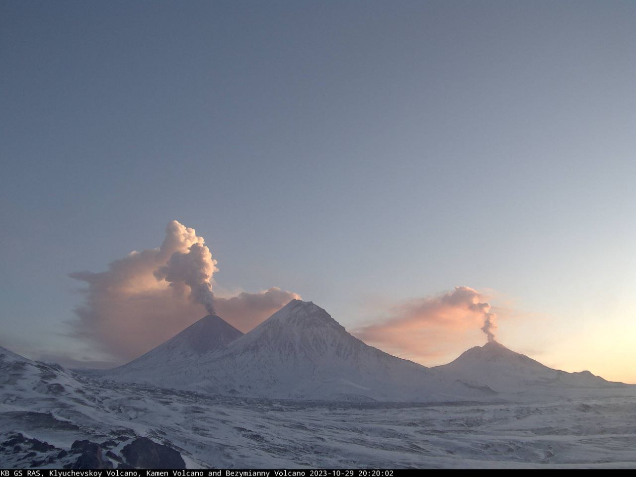 Вулкан Ключевской на Камчатке выбросил пепел на высоту около 10 км