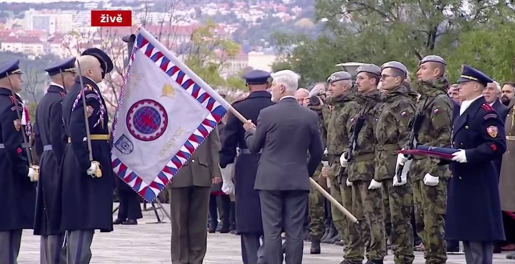 Президент Чехии оконфузился, обрушив тяжёлое знамя на голову военному