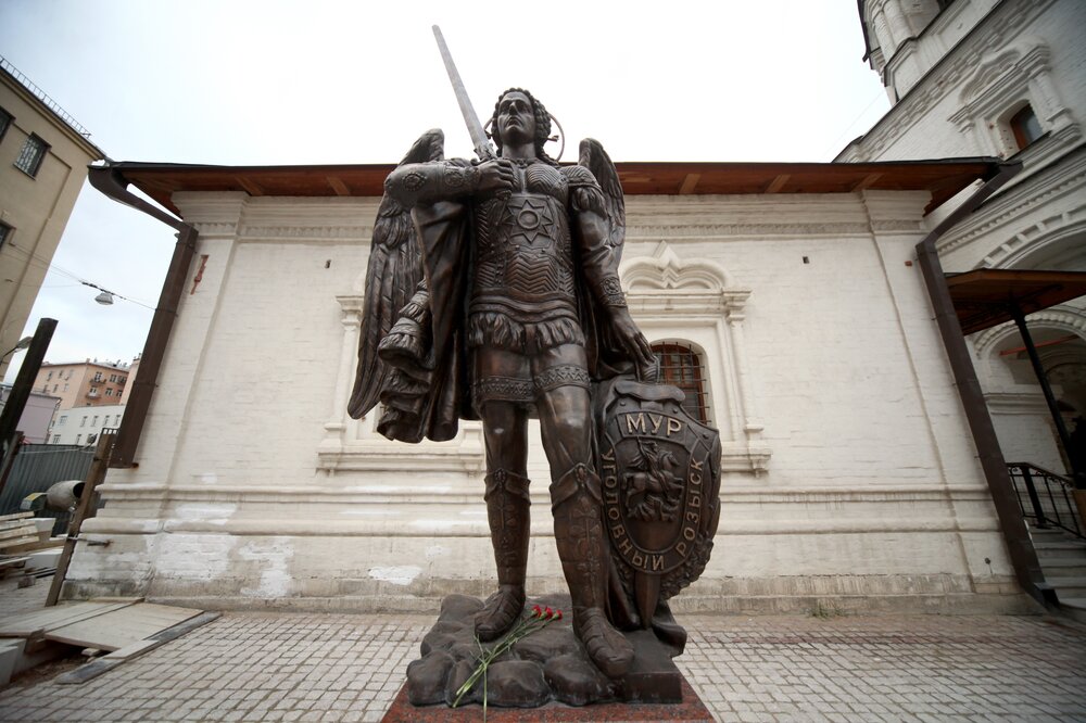 Скульптура Архангела Михаила со щитом Московского уголовного розыска на улице Петровке. Фото © Агентство "Москва" / Сергей Ведяшкин