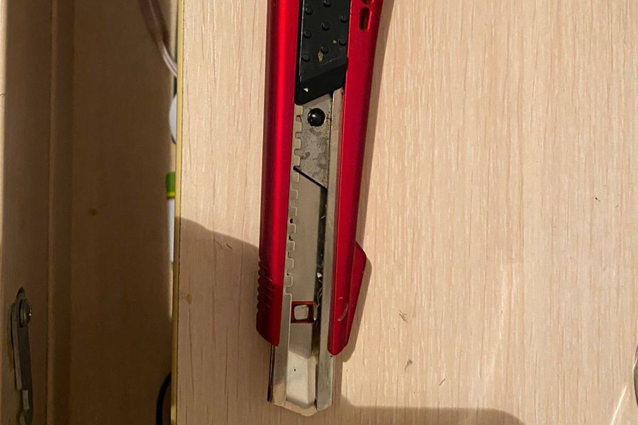 Канцелярский нож, с помощью которого 14-летняя школьница напала на подругу. Фото © СУ СК РФ по Новосибирской области